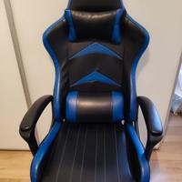Sedia da gaming nera e azzurra 