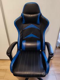 Sedia da gaming nera e azzurra 