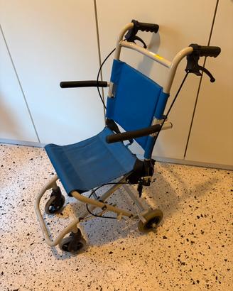 Carrozzina pieghevole da transito per pazienti