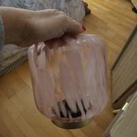 lampada rosa in vetro