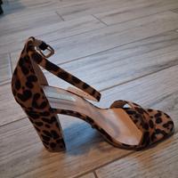 Sandalo con tacco leopardato