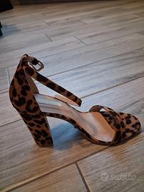 Sandalo con tacco leopardato