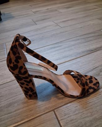 Sandalo con tacco leopardato