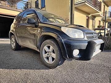 Rav4 tre porte del 2005 con gancio traino