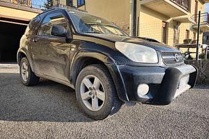 Rav4 tre porte del 2005 con gancio traino