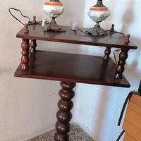 Tavolino in legno con due lampade vintage