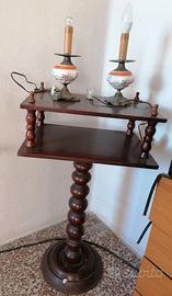 Tavolino in legno con due lampade vintage