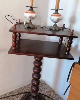 Tavolino in legno con due lampade vintage