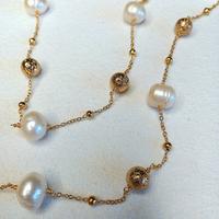 collana lunga in acciaio dorato, perle di fiume  e