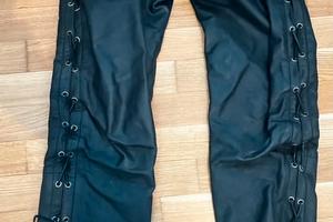 Pantaloni in pelle per motociclista