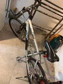 Bicicletta ktm da strada.