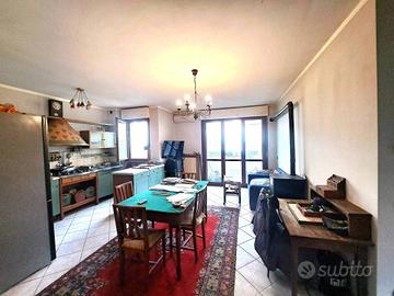 AMPIO E RECENTE BILOCALE CON BALCONE CON POSSIBILI