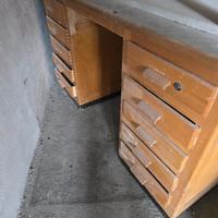 scrivania con cassetti