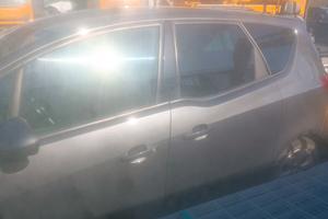 auto con motore rotto