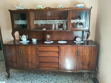 Credenza antica con tavolo e sedie