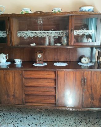 Credenza antica con tavolo e sedie