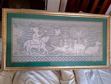 Questo è un quadro filet a uncinetto incorniciato