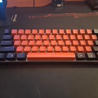 tastiera da gaming rossa e nera