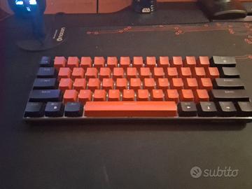 tastiera da gaming rossa e nera