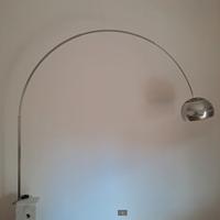 Lampada ad arco con piantana Flos