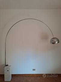 Lampada ad arco con piantana Flos