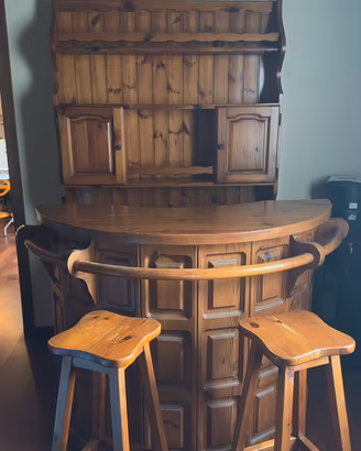 Mobile Bar con sgabelli
