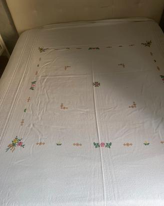 Coperta ricamata a mano