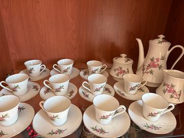 Servizio da te o caffè in porcellana bianca