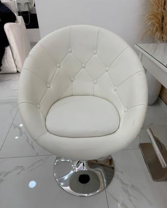 Poltrona bianca in ecopelle