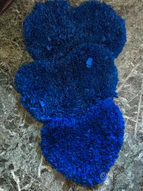 3 tappeti blu a forma di cuore