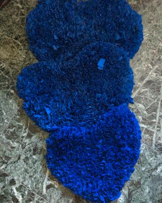 3 tappeti blu a forma di cuore