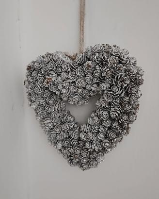 decorazione cuore di pigne