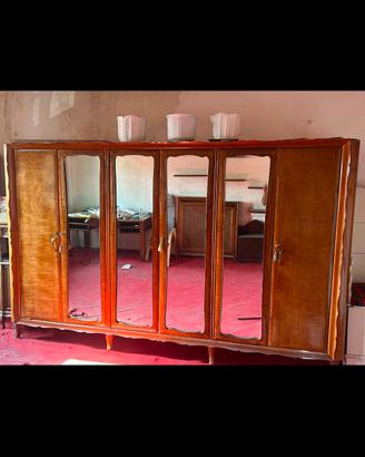 armadio vintage in legno con specchi