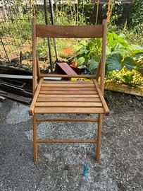 Sedia pieghevole in legno salvaspazio