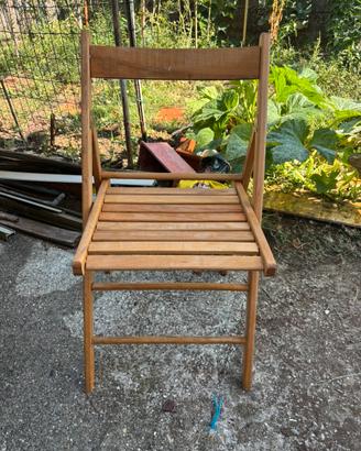 Sedia pieghevole in legno salvaspazio
