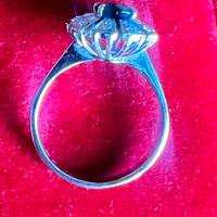 Anello oro in bianco con zaffiro e diamanti