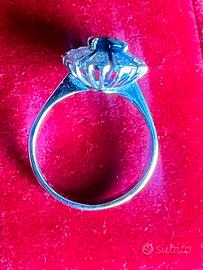 Anello oro in bianco con zaffiro e diamanti