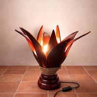 Lampada da tavolo artigianale a fiore in legno