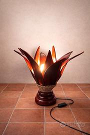 Lampada da tavolo artigianale a fiore in legno