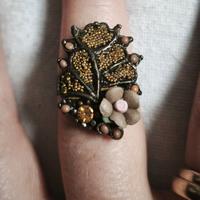Anello artigianale foglia con fiori e perline