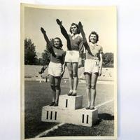 Foto con prime 3 classificate gara lancio del peso