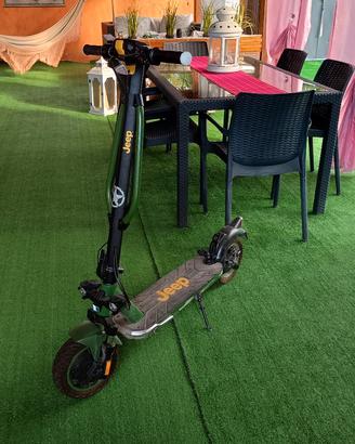 monopattino elettrico marca jeep 