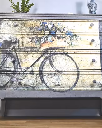 Comò antico dipinto a mano
