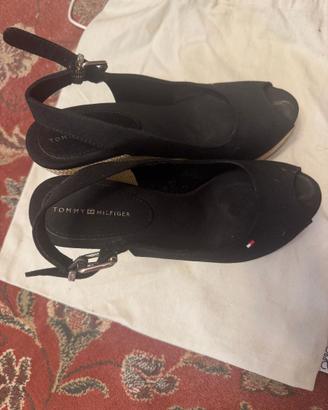 Tommy Hilfiger, numero 37, modello con zeppa.