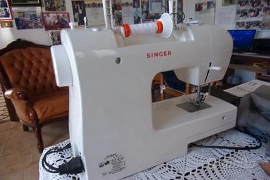Macchina da cucire SINGER portatile come nuova