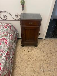 Comodino con piano in marmo