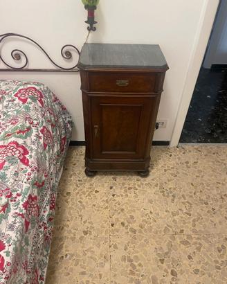 Comodino con piano in marmo