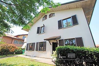 Villa di 459 m² con più di 5 locali e box auto dop