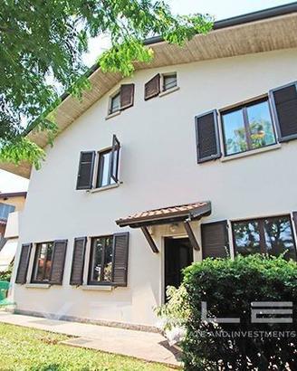 Villa di 459 m² con più di 5 locali e box auto dop