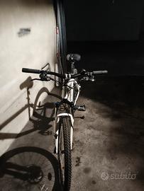 montan bike in alluminio pari a nuovo 